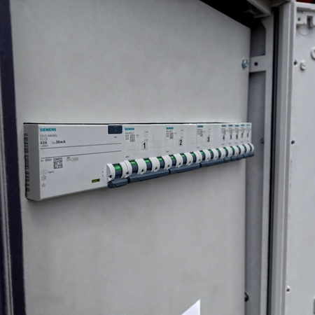 Baustromverteiler OS-S/FI SET 32A 400V CEE MENNEKES Steckdosen 230V Mobiler Stromverteiler auf Ständer FI-Schutzschalter Elektroverteiler für Baustelle tragbarer Baustromkasten mit Schutz Doktorvolt DV-6894-D