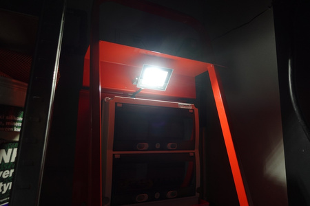 Baustromverteiler auf Ständer Stromverteiler mit LED-Strahler eXT S/FI SET tragbar mit Steckdosen 32A 2x16A CEE MENNEKES 4x230V Stromverteiler für Baustellen Stromkasten mit Schutz Schuko Doktorvolt DV-0027-D