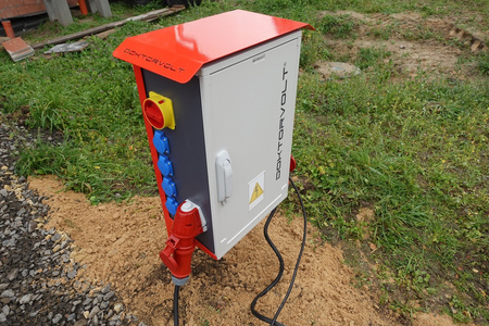 Baustromverteiler OS-S/FI SET 32A 400V CEE MENNEKES Steckdosen 230V Mobiler Stromverteiler auf Ständer FI-Schutzschalter Elektroverteiler für Baustelle tragbarer Baustromkasten mit Schutz Doktorvolt DV-6894-D