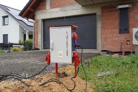 Baustromverteiler OS-S/FI SET 32A 400V CEE MENNEKES Steckdosen 230V Mobiler Stromverteiler auf Ständer FI-Schutzschalter Elektroverteiler für Baustelle tragbarer Baustromkasten mit Schutz Doktorvolt DV-6894-D