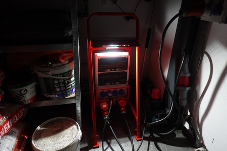 Baustromverteiler auf Ständer Stromverteiler mit LED-Strahler eXT S/FI SET tragbar mit Steckdosen 32A 2x16A CEE MENNEKES 4x230V Stromverteiler für Baustellen Stromkasten mit Schutz Schuko Doktorvolt DV-0027-D