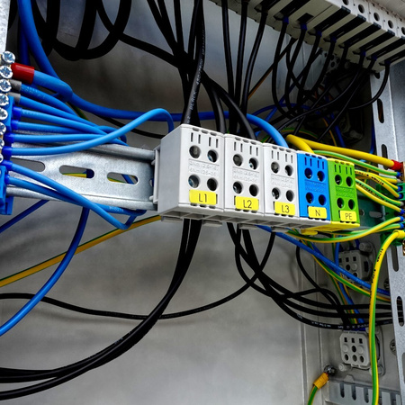 Baustromverteiler OS-S/FI SET 32A 400V CEE MENNEKES Steckdosen 230V Mobiler Stromverteiler auf Ständer FI-Schutzschalter Elektroverteiler für Baustelle tragbarer Baustromkasten mit Schutz Doktorvolt DV-6894-D