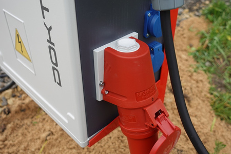 Baustromverteiler OS-S/FI SET 32A 400V CEE MENNEKES Steckdosen 230V Mobiler Stromverteiler auf Ständer FI-Schutzschalter Elektroverteiler für Baustelle tragbarer Baustromkasten mit Schutz Doktorvolt DV-6894-D