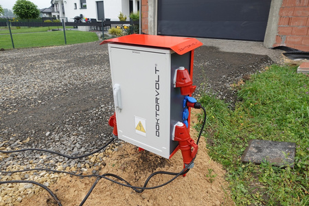 Baustromverteiler OS-S/FI SET 32A 400V CEE MENNEKES Steckdosen 230V Mobiler Stromverteiler auf Ständer FI-Schutzschalter Elektroverteiler für Baustelle tragbarer Baustromkasten mit Schutz Doktorvolt DV-6894-D