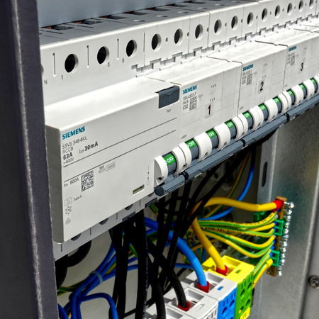 Baustromverteiler OS-S/FI SET 32A 400V CEE MENNEKES Steckdosen 230V Mobiler Stromverteiler auf Ständer FI-Schutzschalter Elektroverteiler für Baustelle tragbarer Baustromkasten mit Schutz Doktorvolt DV-6894-D