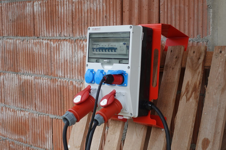 Mobiler Baustromverteiler auf Ständer SET-S/FI tragbar mit Steckdosen 16A 32A CEE MENNEKES 4x230V Stromverteiler für Baustellen Stromkasten mit Schutz Doktorvolt DV-0126-D